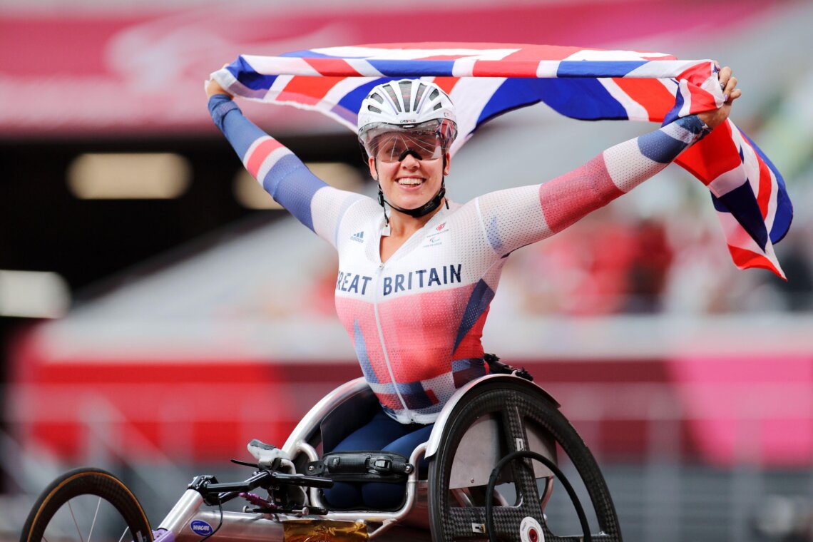 A disable woman, Hannah Cockroft, in a paraclying bike
