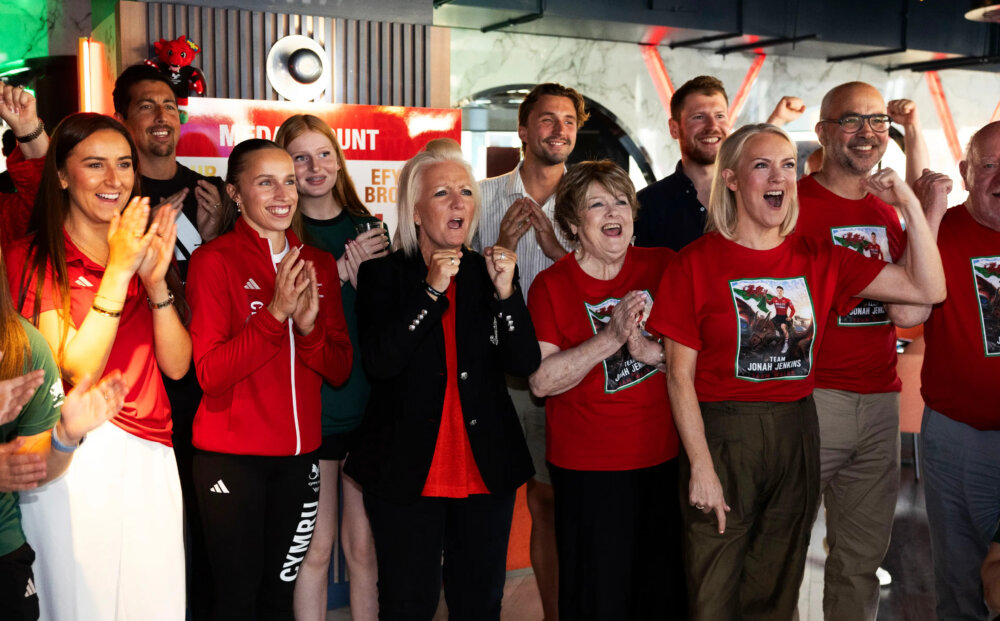 Crowd goes wild as Emma Finucane wins gold, on August 01, 2026, in Glasgow, Scotland