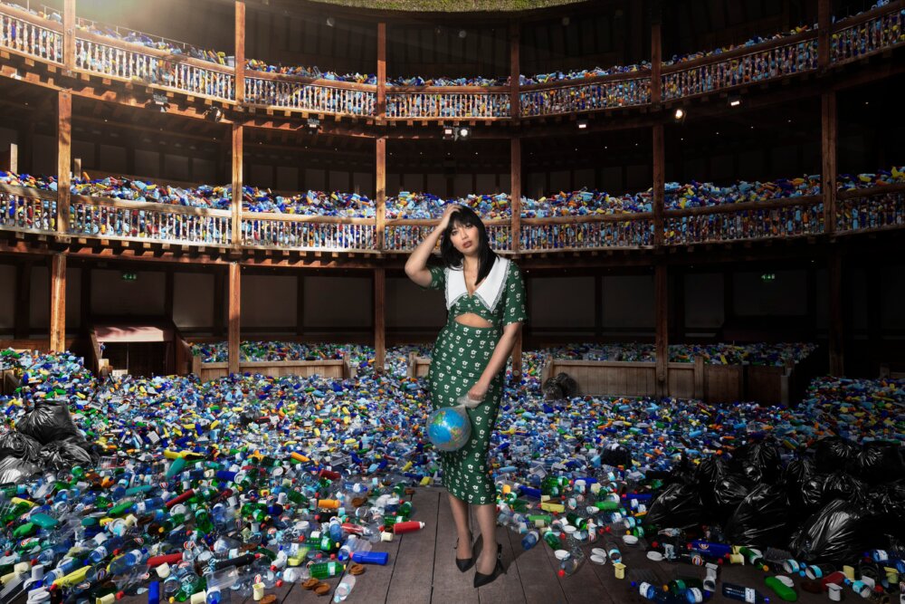 ©Getty Images - 'Imagine A World If...' a woman (Daisy Lowe) surronded by loats of plastic litter at Shakespeare's Globe theater in London.